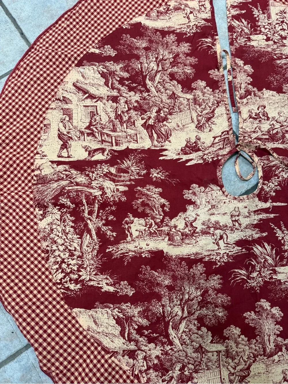 Christmas Tree Skirt Colonial Country Scene Red and Cream 50” Vintage